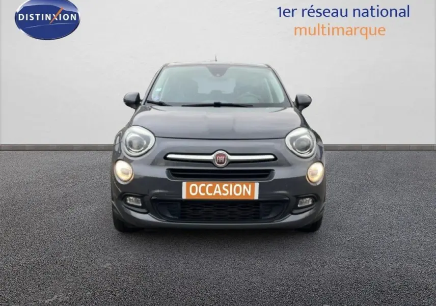 Vue frontale d'une FIAT 500X MY18 gris foncé avec phares allumés et plaque "OCCASION" visible.