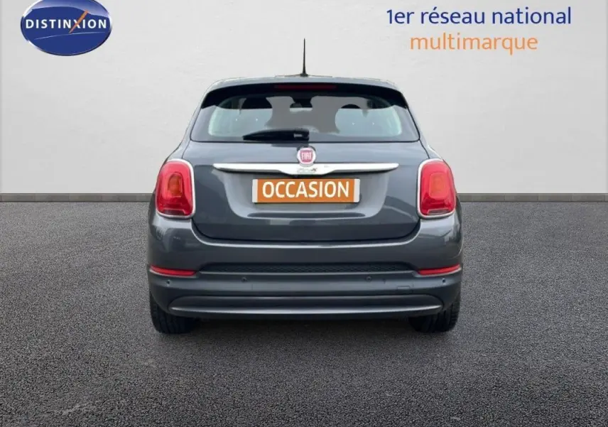 Vue arrière d'une FIAT 500X gris foncé avec feux rouges et plaque "OCCASION" sur fond neutre.