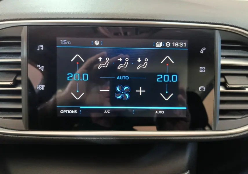 Écran tactile central de la climatisation bi-zone affichant 20°C dans une Peugeot 308 blanche de 2021.