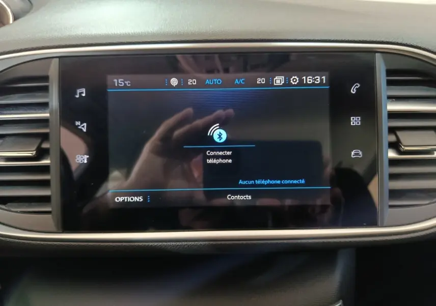 Écran tactile central affichant la connexion Bluetooth dans l'habitacle noir du Peugeot 308 blanc de 2021.