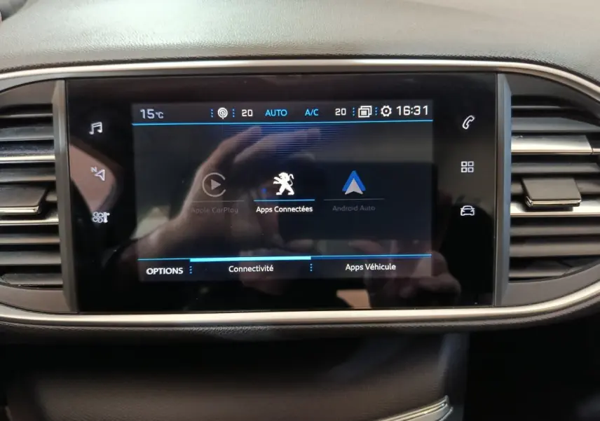 Écran tactile central du tableau de bord de la Peugeot 308 blanc, affichant les apps connectées Apple CarPlay et Android Auto.