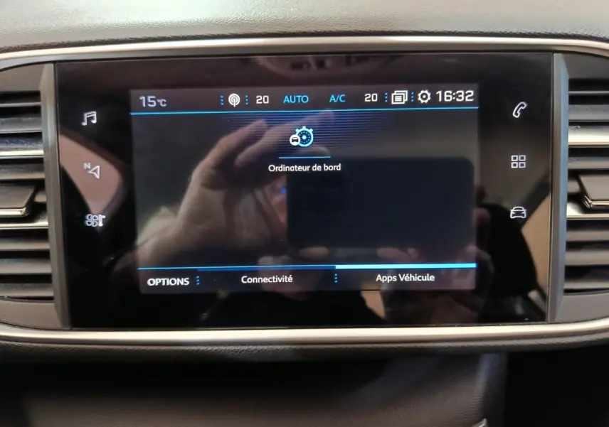 Écran tactile central de la Peugeot 308 blanc, affichant l'ordinateur de bord et les options connectivité et apps véhicule.