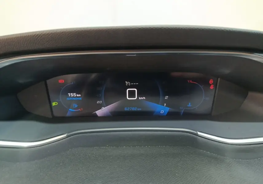 Tableau de bord numérique de Peugeot 308 BlueHDi 130 S&S PREMIUM PACK affichant vitesse, autonomie et compteurs, vue frontale.