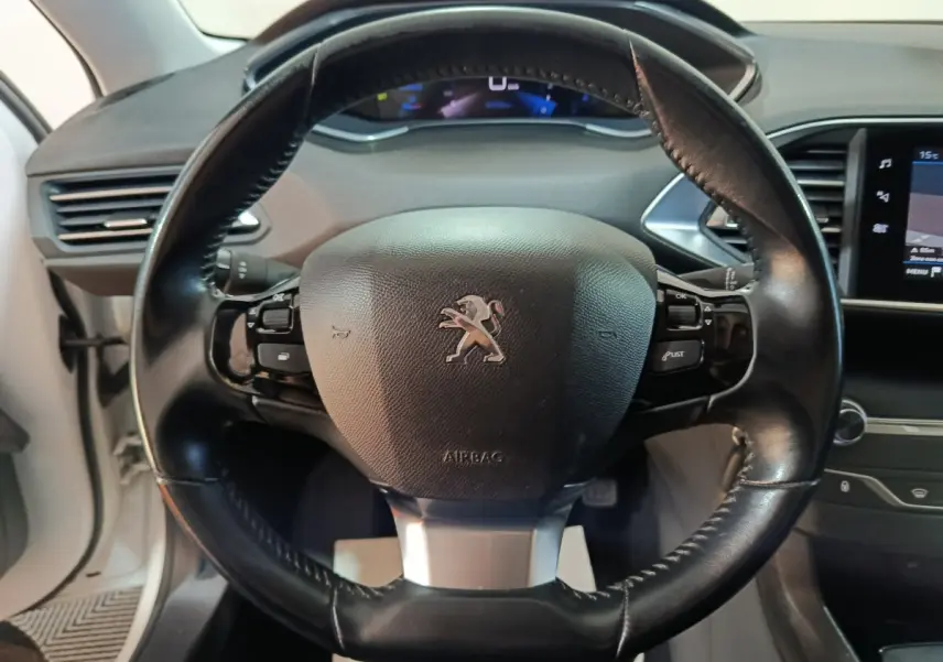 Volant cuir noir de Peugeot 308 BlueHDi 130 S&S Premium Pack 2021 avec tableau de bord et écran tactile visible.