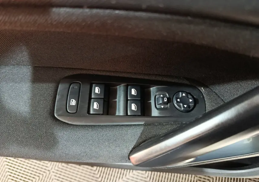 Commande des vitres et réglage des rétroviseurs sur la porte côté conducteur d'une Peugeot 308 blanche 2021