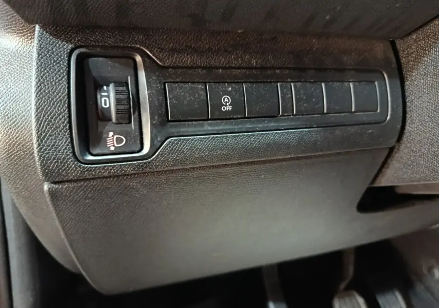 Gros plan sur les commandes noires côté gauche du tableau de bord de la Peugeot 308 blanche, version BlueHDi 130 S&S PREMIUM PACK 2021.