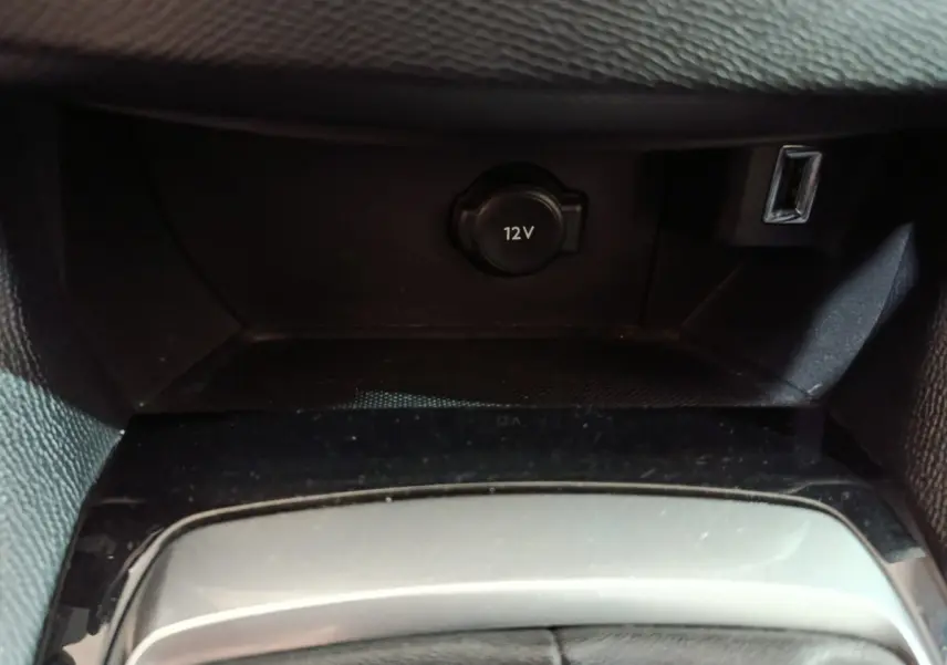 Prise 12V et port USB dans la console centrale noire de la Peugeot 308 BlueHDi 130 S&S PREMIUM PACK 2021.