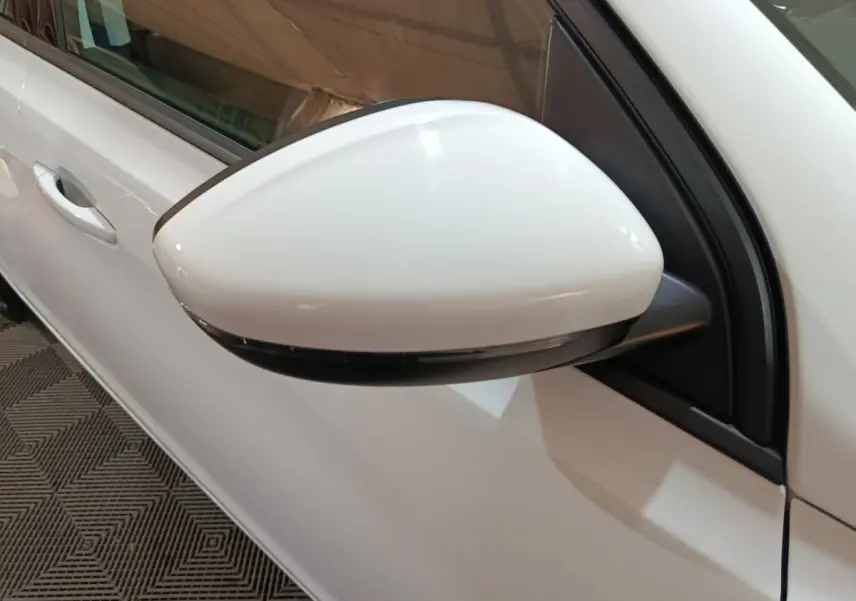 Rétroviseur côté gauche blanc de la Peugeot 308 BlueHDi 130 S&S PREMIUM PACK 2021 avec clignotant intégré.