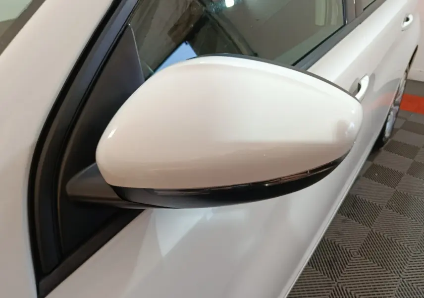 Rétroviseur droit blanc de la Peugeot 308 BlueHDi 130 S&S PREMIUM PACK vue en gros plan côté conducteur.