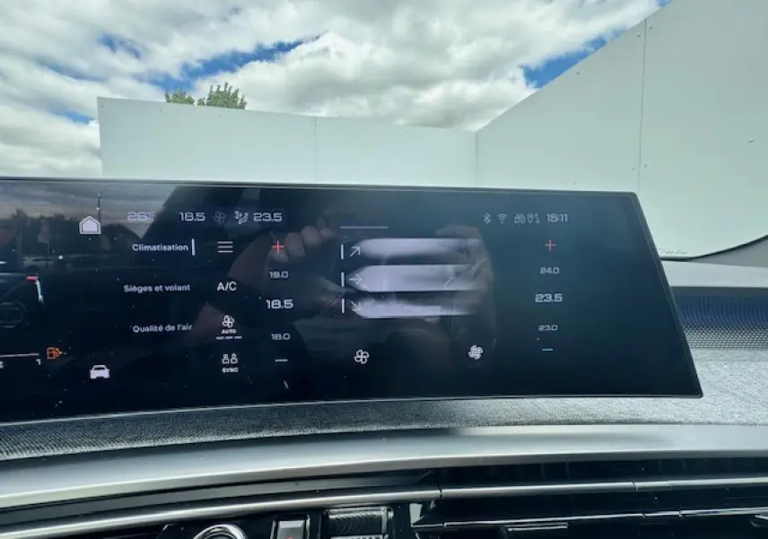 Affichage numérique du tableau de bord du Peugeot 3008 II gris Artense, montrant les réglages de climatisation et sièges.