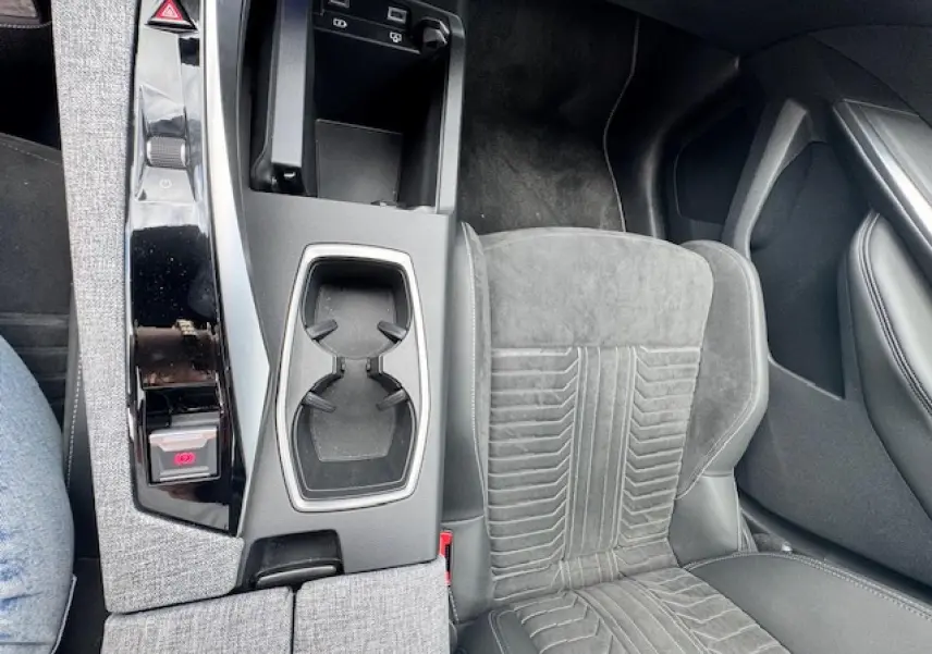 Vue intérieure centrée sur la console centrale et siège avant en Alcantara gris du Peugeot 3008 2024.