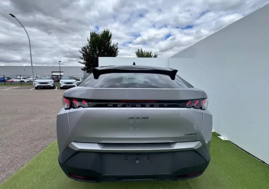 Vue arrière d’un Peugeot 3008 gris Artense avec toit noir, feux arrière à griffes LED et bandeau noir laqué.