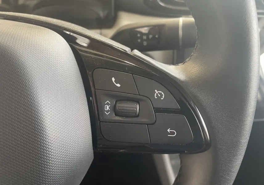 Gros plan sur le volant cuir noir du LEAPMOTOR T03 Luxury 2025, montrant les commandes multifonctions côté gauche.