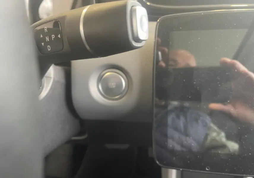 Gros plan sur la commande de boîte automatique et le bouton démarrage du tableau de bord du LEAPMOTOR T03 blanc.