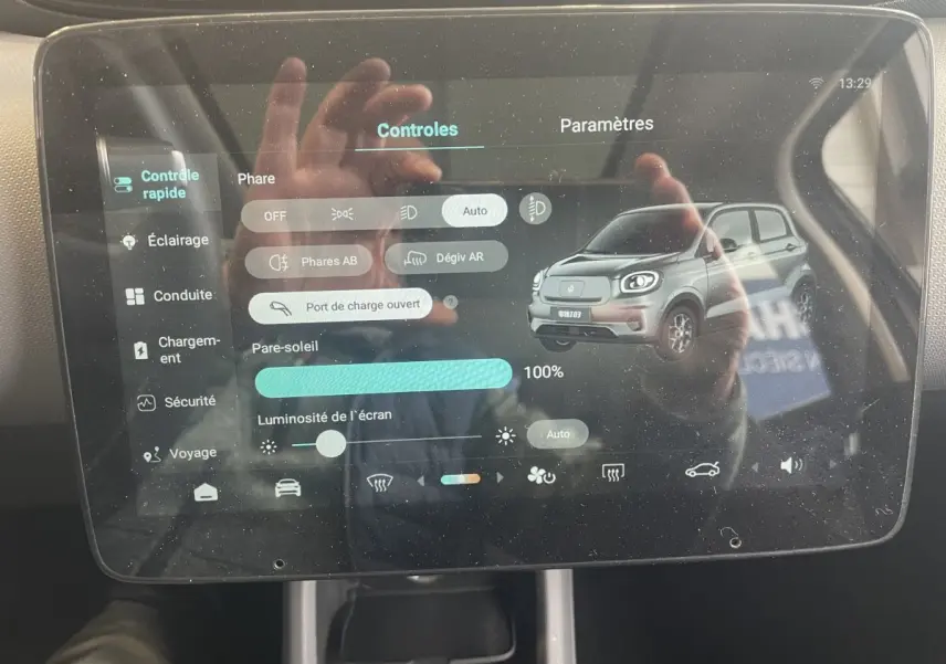 Écran tactile central affichant les réglages avec une image 3/4 avant du Leapmotor T03 blanc.