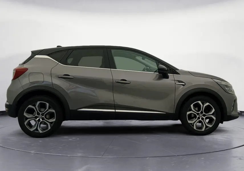 Profil droit du Renault Captur 1.3 Mild Hybrid 140 Techno gris Cassiopée avec toit noir et jantes alliage 18 pouces.
