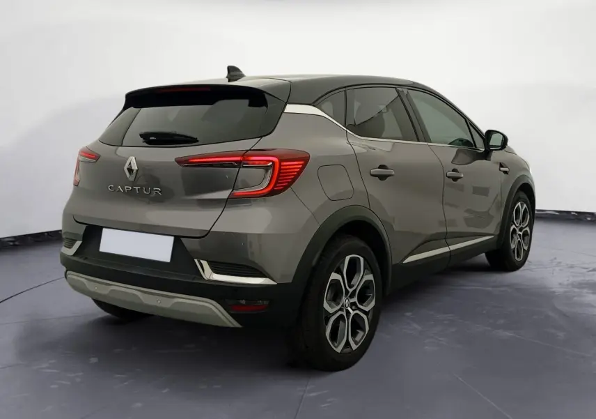 Vue 3/4 arrière droite du Renault Captur 1.3 Mild Hybrid 140 Techno gris Cassiopée avec toit noir et jantes 18 pouces.