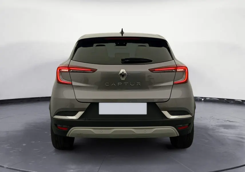 Vue arrière du Renault Captur 1.3 Mild Hybrid 140 Techno gris Cassiopée avec feux LED allumés et toit noir.