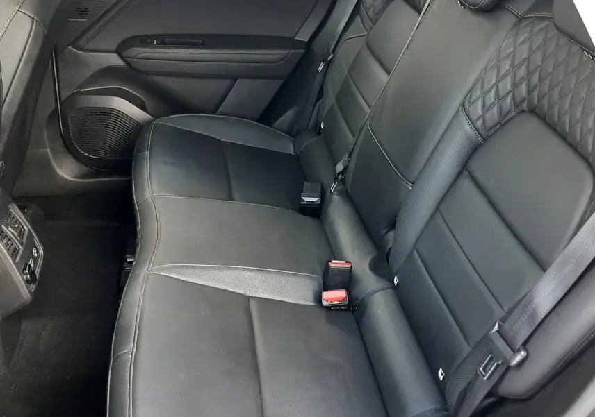 Vue intérieure côté droit des sièges arrière en cuir noir du Renault Captur 2020, soulignant les finitions élégantes et les ceintures de sécurité.
