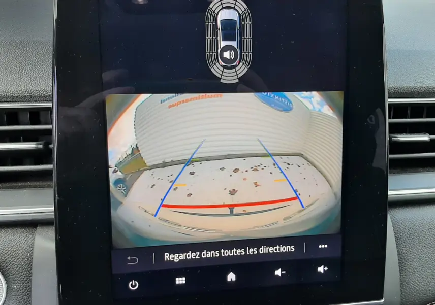 Écran central du Renault Captur 2020 montrant la caméra de recul avec lignes de guidage en intérieur noir.