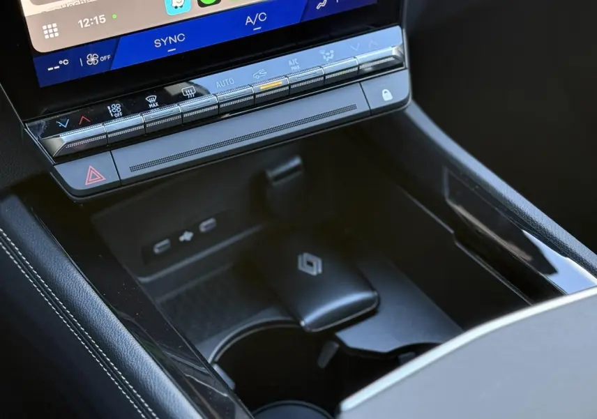 Gros plan sur la console centrale noire du Renault Espace VI avec écran tactile et commandes climatisation.