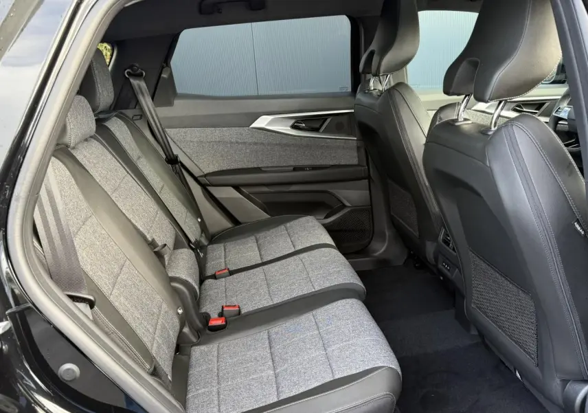 Vue intérieure côté gauche des sièges arrière gris clair et tissu du Renault Espace VI noir étoilé avec habillage de porte moderne.