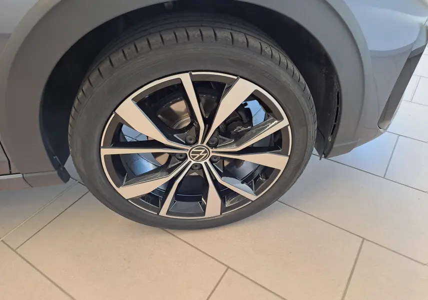 Gros plan sur la jante alliage 18 pouces bicolore du Volkswagen Taigo gris cendré, version R-Line Edition 2025.