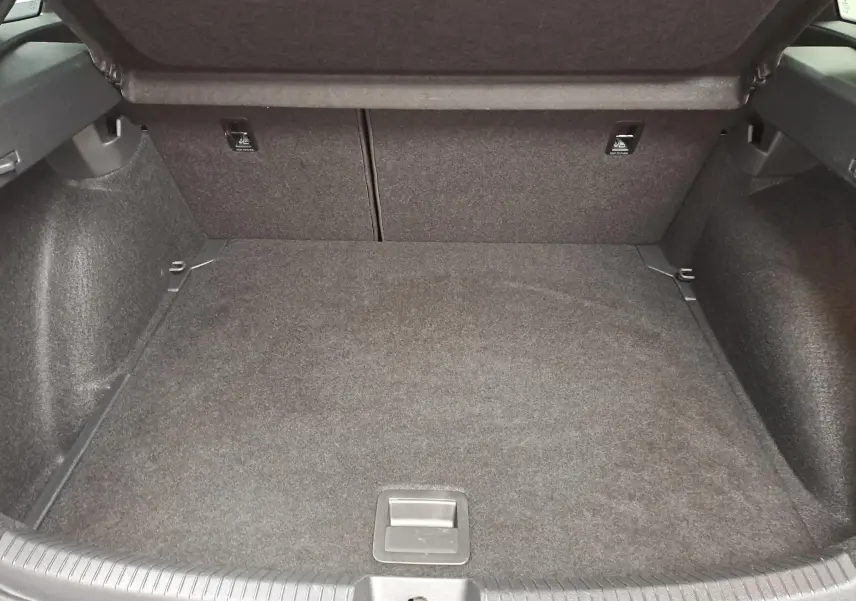 Vue intérieure du coffre spacieux et propre du Volkswagen Taigo 2025, revêtement gris foncé uniforme.