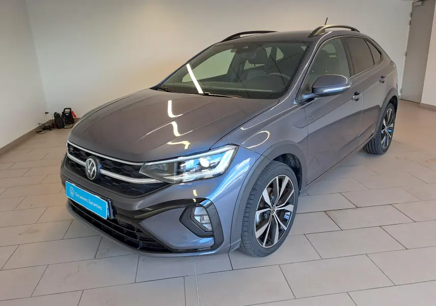 Volkswagen Taigo gris cendré en 3/4 avant droit, avec jantes alliage 18 pouces et finition R-Line Edition.