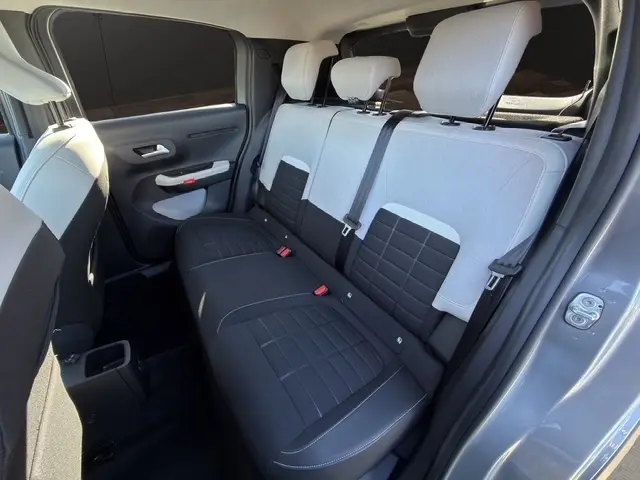Vue intérieure côté droit de la banquette arrière bicolore gris clair et noir de la Citroën C3 Turbo 100 BVM6 MAX gris foncé 2025.