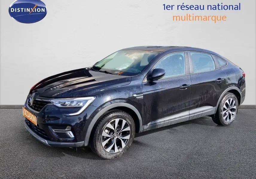 Renault Arkana noir métal en 3/4 avant droit, mettant en valeur ses jantes bi-ton et ses feux LED distinctifs.