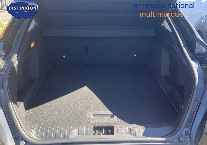 Coffre ouvert d'un Renault Arkana noir métal 2023, vue arrière mettant en valeur l'espace de chargement vide.