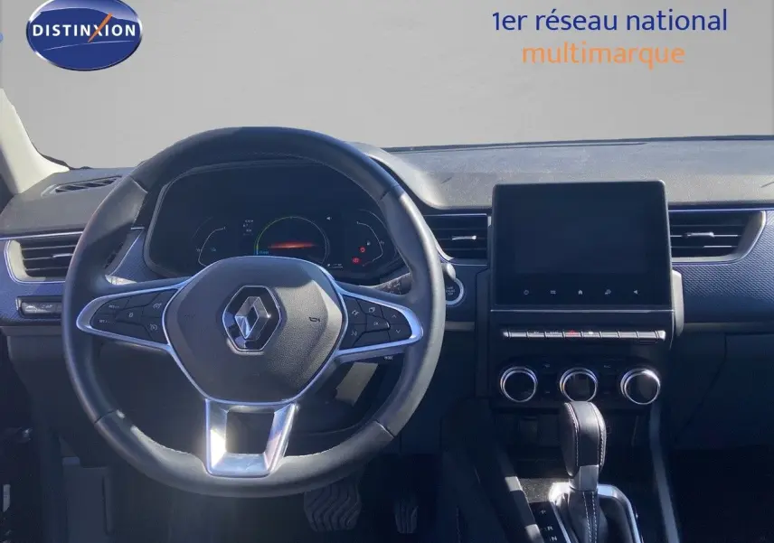 Intérieur Renault Arkana 2023, vue frontale du volant noir et tableau de bord avec écran tactile central.