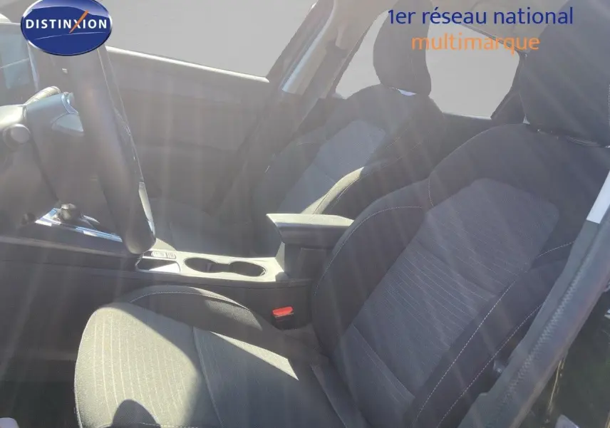 Intérieur du Renault Arkana 2023, vue côté gauche sur les sièges avant en tissu gris noir et console centrale.