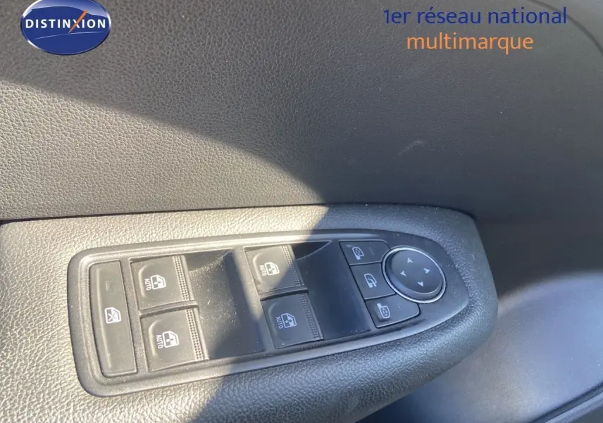 Panneau de commandes des vitres électriques et rétroviseurs sur la porte côté gauche d'une Renault Arkana noire.