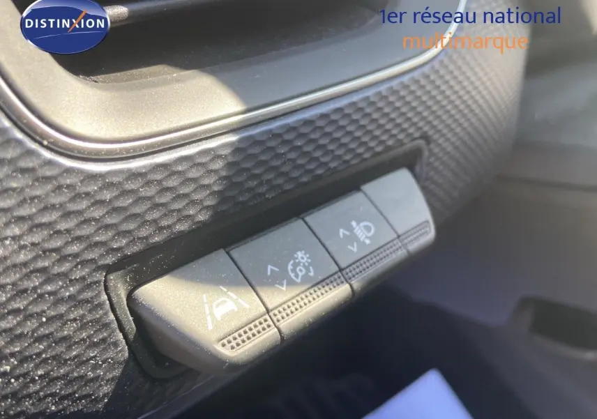 Boutons de réglage d'assistance à la conduite sur tableau de bord texturé d'une Renault Arkana noir métal 2023.