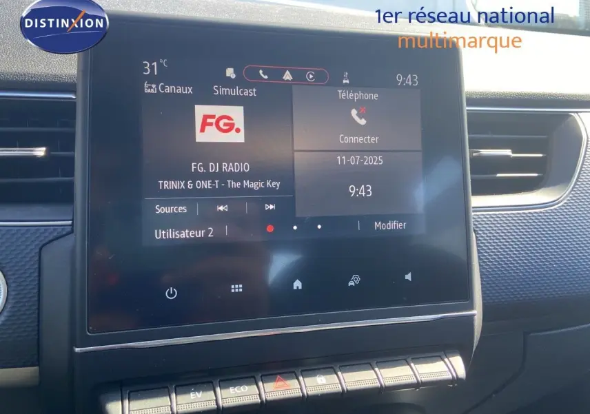 Tableau de bord de Renault Arkana noir métal 2023 avec écran tactile central affichant radio et téléphone.