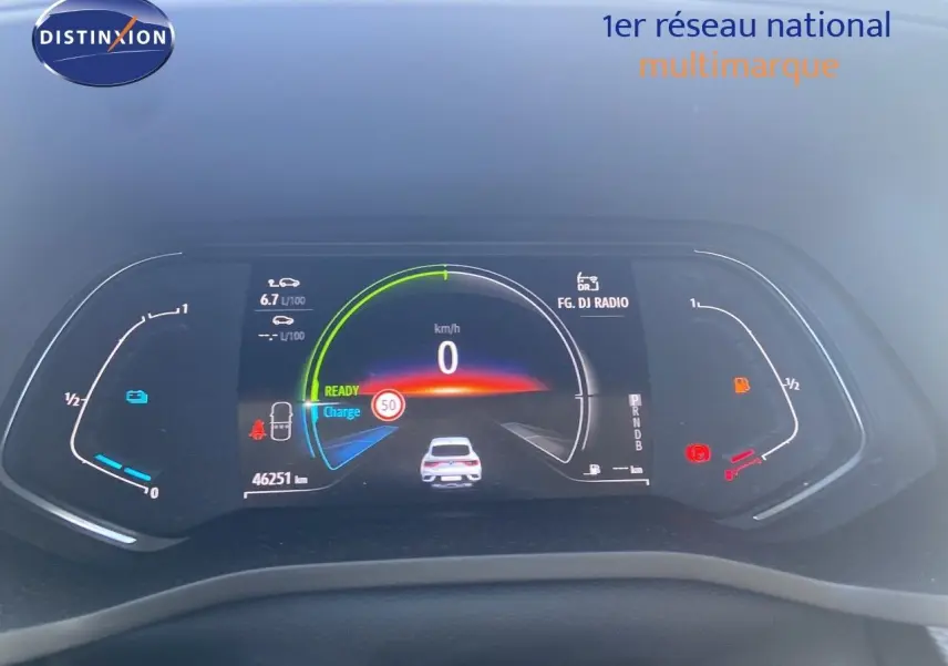 Tableau de bord numérique de Renault Arkana hybride 2023 montrant la vitesse à 0 km/h et l'autonomie restante.