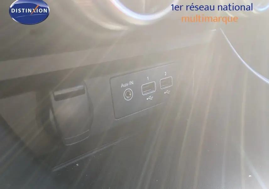 Prise USB et entrée Aux-In en gros plan dans l'habitacle du Renault Arkana noir métal 2023.