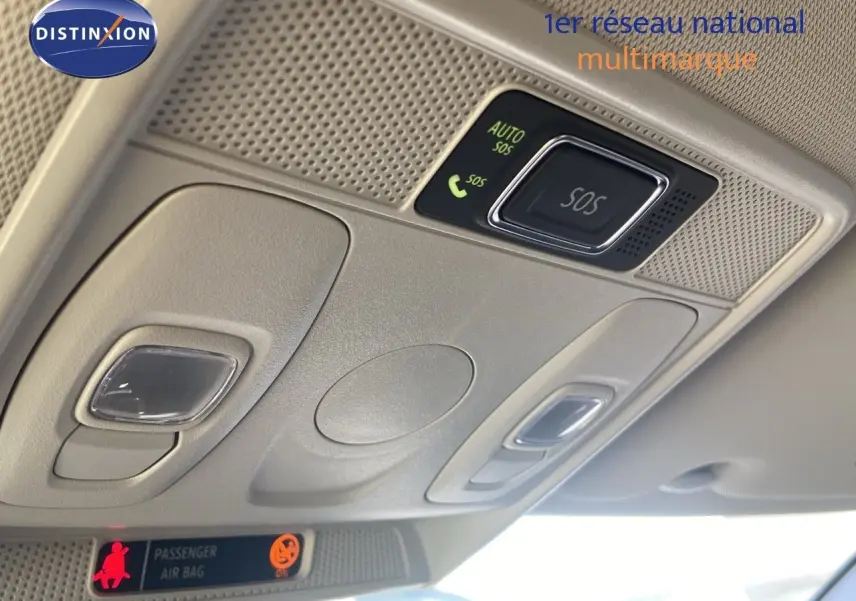 Plafonnier intérieur beige avec commandes SOS et éclairages, vue rapprochée de l'habitacle du Renault Arkana noir métal 2023.