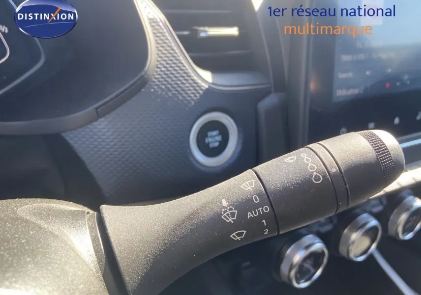 Gros plan sur la commande d’essuie-glace du Renault Arkana noir métal 2023, intérieur moderne avec tableau de bord texturé.