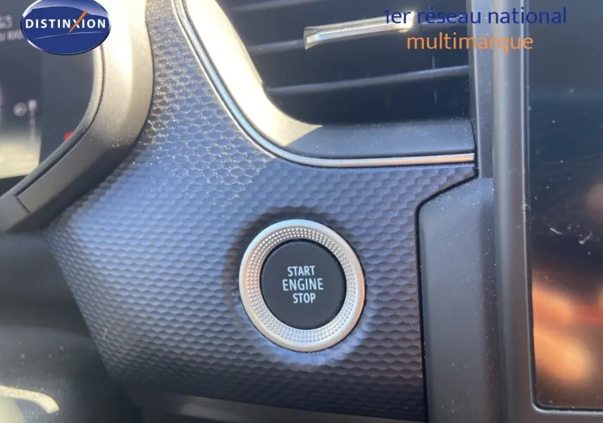 Bouton start engine stop en gros plan sur tableau de bord texturé du Renault Arkana hybride 2023.