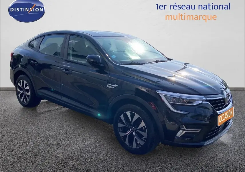Renault Arkana noir métal en 3/4 avant droit, SUV hybride avec jantes bi-ton et feux LED distinctifs.