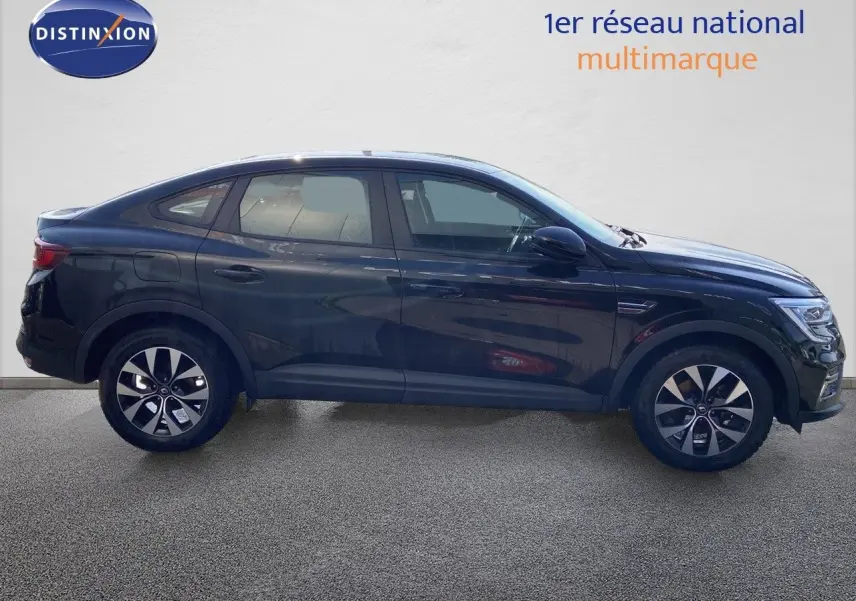 Profil côté gauche d'un Renault Arkana noir métal 2023 avec jantes bi-ton et lignes fluides de SUV coupé.