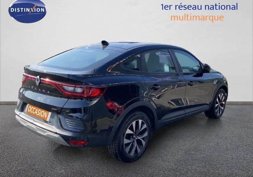 Vue 3/4 arrière droite d'une Renault Arkana noire métal hybride essence 2023 avec feux LED et jantes bi-ton.