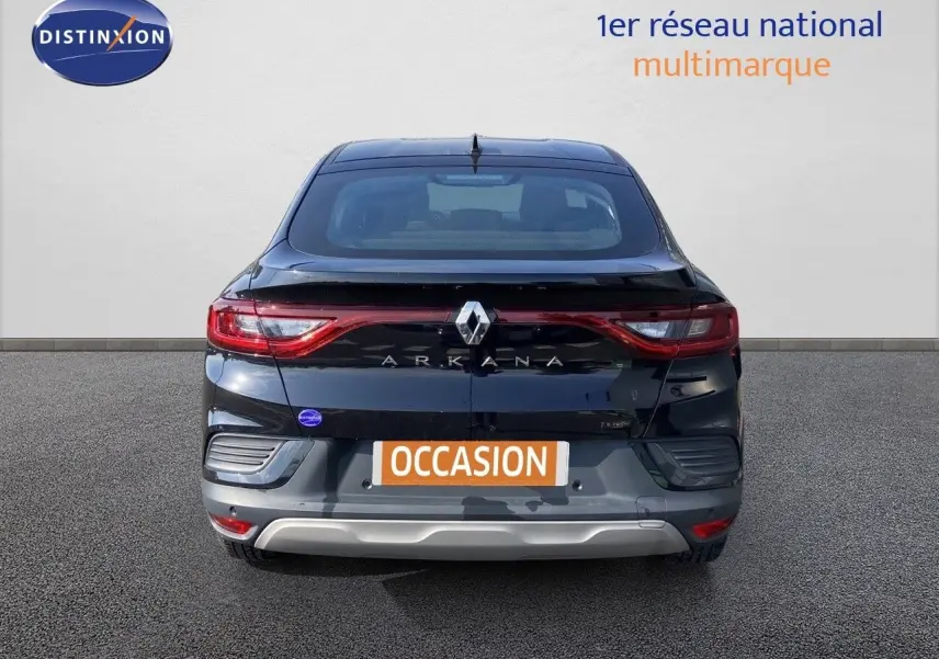 Vue arrière d'une Renault Arkana noire métal 2023 avec feux LED et logo distinctif au centre du hayon.