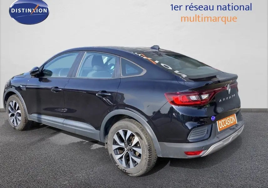 Vue 3/4 arrière droite du Renault Arkana noir métal 2023 avec jantes bi-ton et feux LED distinctifs.