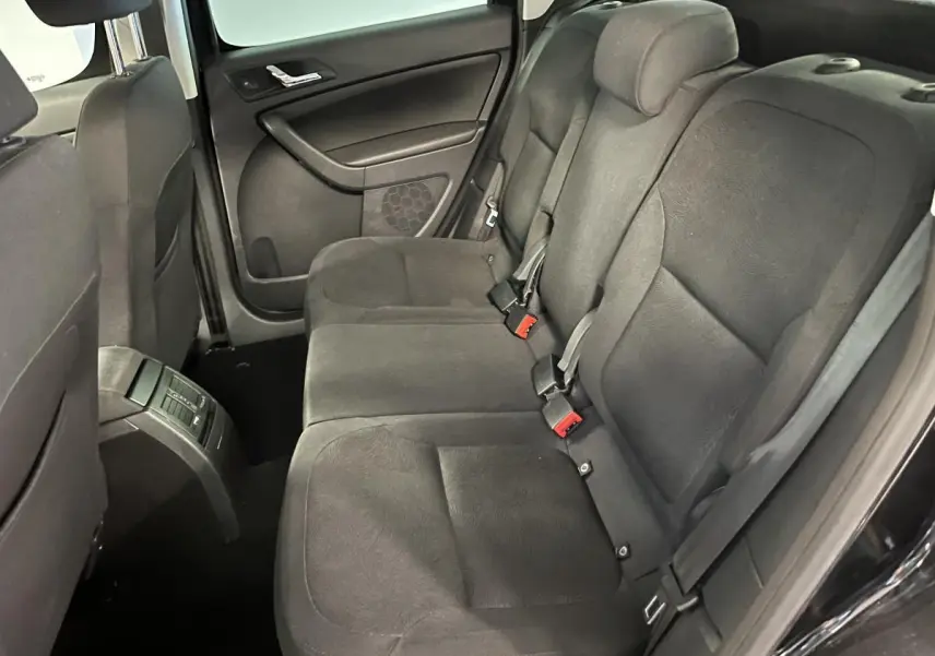 Vue intérieure côté droit des sièges arrière en tissu noir du Skoda Yeti 2015 avec ceintures et appuie-têtes intégrés.