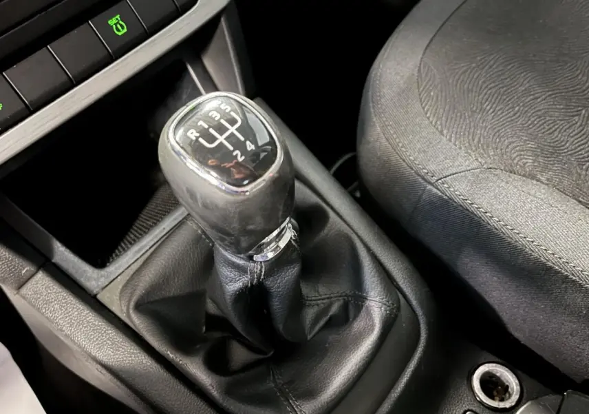 Le levier de vitesses manuel noir de la Skoda Yeti 2015 vu de dessus côté siège conducteur.