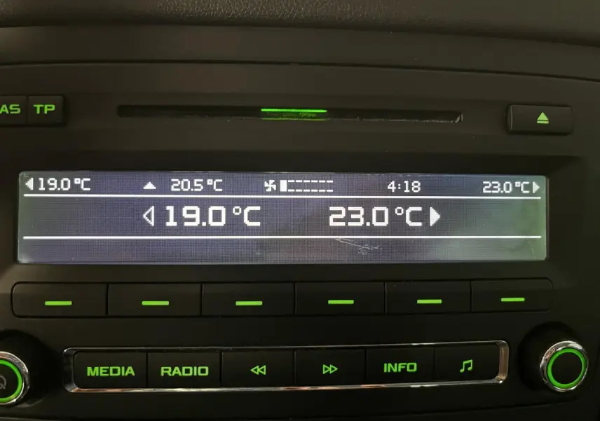Affichage numérique de la climatisation bi-zone et commandes radio sur la console centrale d'un Skoda Yeti noir 2015